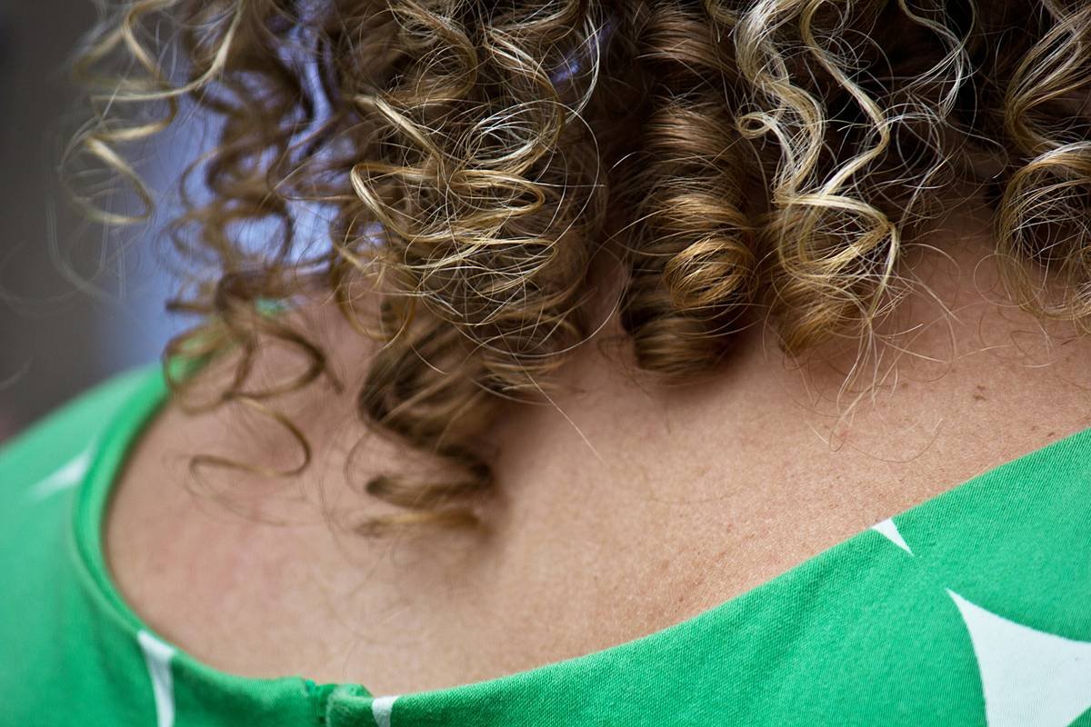 Before: frizzy, undefined curls. After: smooth, shiny, defined curls using frizz control gel method