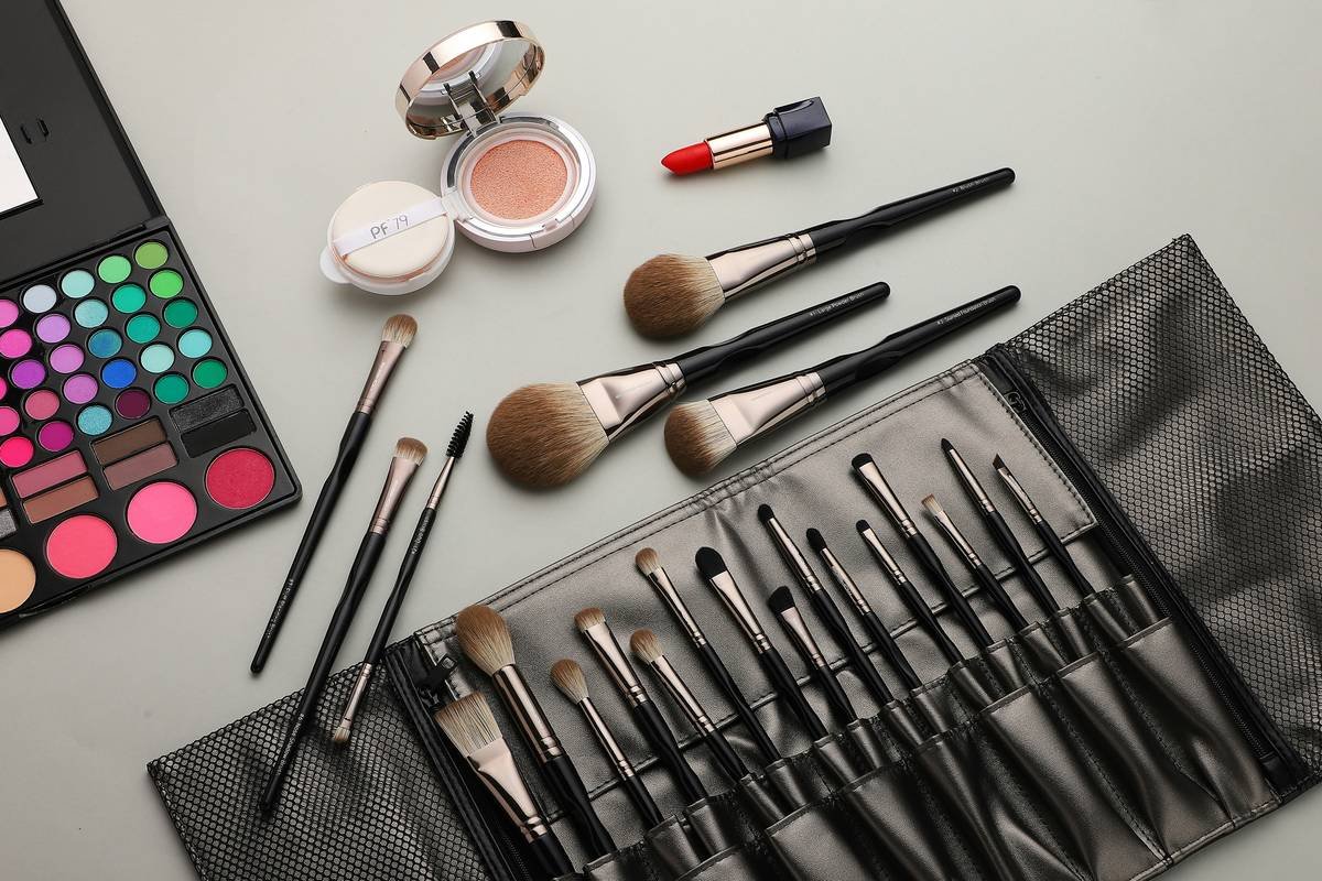 21 Pcs Black Swan Makeup Brush Set From Eigshow https://amzn.to/3vzYxWV