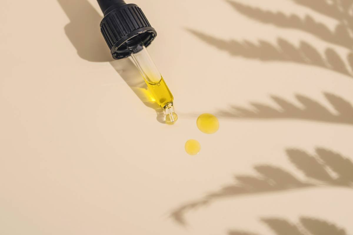 Infographic showing how humidity lifts hair cuticles causing frizz vs. sealed cuticles with serum